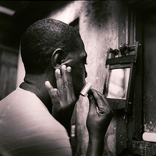 Diosdado shaving, Havana, Cuba, 1991, silver gelatin print Diosdado shaving, Havana, Cuba, 1991
